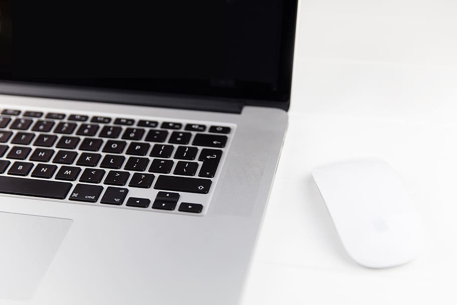 apple macbook, pro, computadora portátil, situado, minimalista, puro, blanco, escritorio de madera, Apple Macbook Pro, Magic Mouse