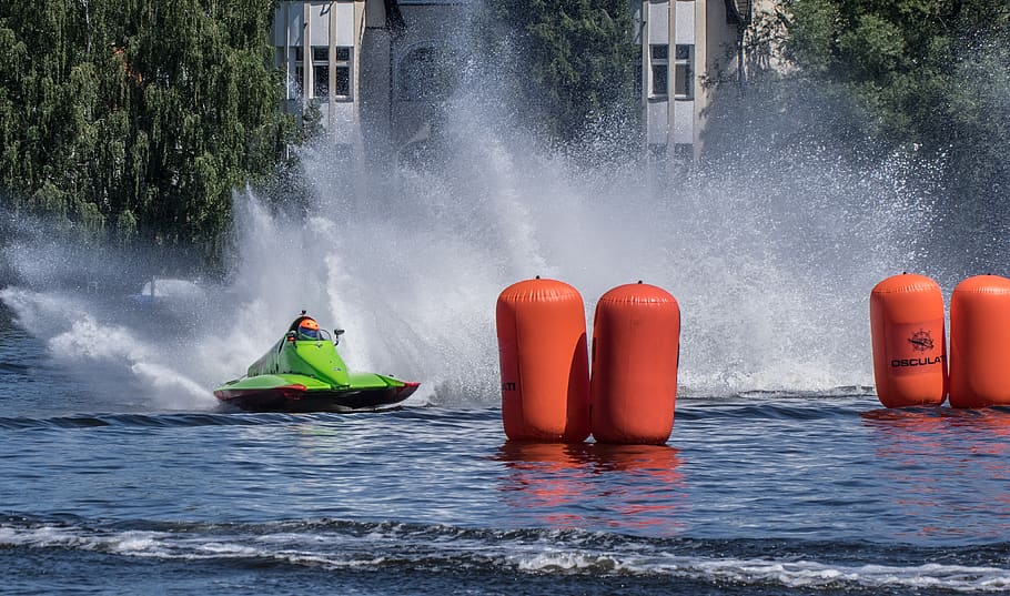 Water race. Йоркширская гонка на лодках из пудинга.