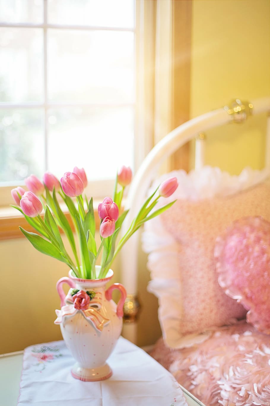 rosa, flores de tulipán, verde, hoja, blanco, cerámica, florero, tulipanes,  cama, mañana | Pxfuel