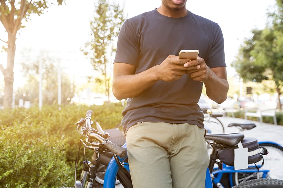 pria kulit hitam, di luar, ponsel, teknologi, jenis, sepeda, olahraga, biru, hijau, alam