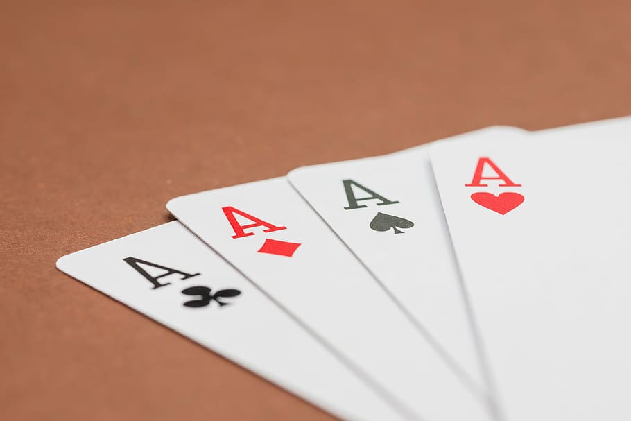 четыре, Играя, карты, Поверхность, покер, карточная игра, играть в покер, Азартные игры, игральные карты, сердце