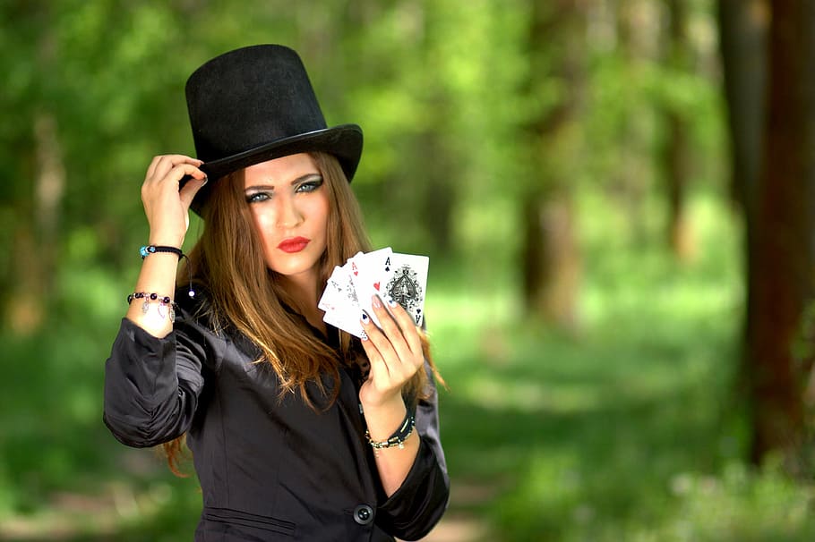 mulher, exploração, jogando, cartão, em pé, árvores, dia, menina, cartola, jogando cartas