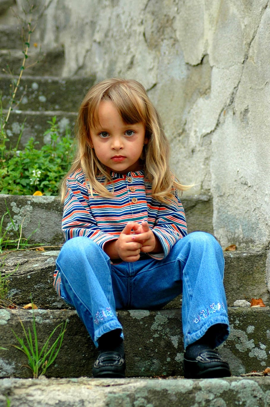niña pequeña, vistiendo, multicolor, raya, larga, camisa de manga, azul, pantalones de mezclilla, negro, mocasines