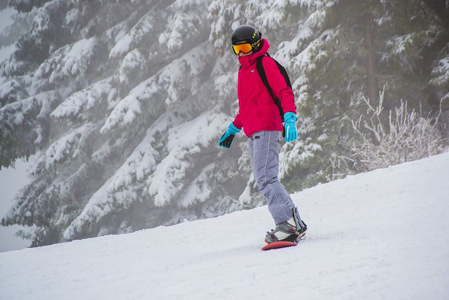 Hombre, vistiendo, rosa, chaqueta de snowboard, clima invernal, actividad, cool, cuesta abajo, extrema, diversión