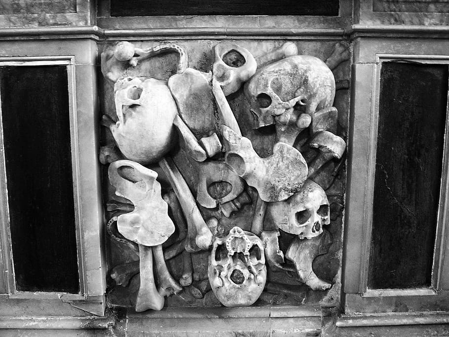 sarcophagus, carving, british, english, englisch church, crypt, grave, cemetery, bones, skull