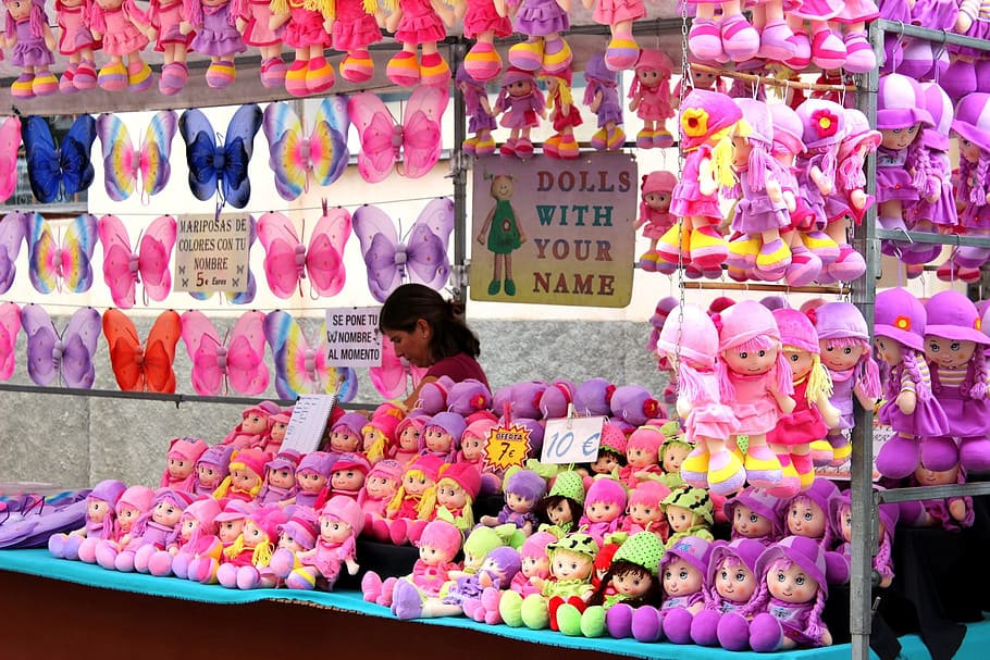 boneka berbagai macam warna, tampilan sayap kupu-kupu, siang hari, boneka, pasar petani lokal, kios pasar, pasar, penjualan, mallorca, pembelian