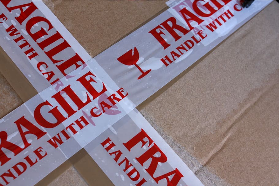 cinta adhesiva frágil, cartón, frágil, cartón frágil, embalaje, paquete, texto, rojo, industria, no personas