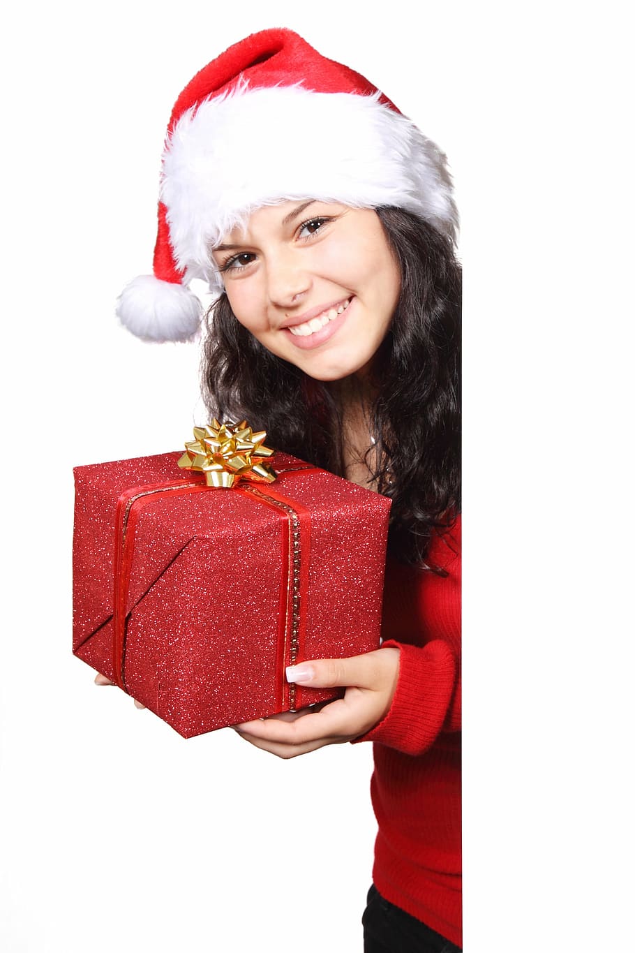 niña, vistiendo, sombrero de santa, sosteniendo, rojo, caja de regalo, tablero, navidad, claus, hembra