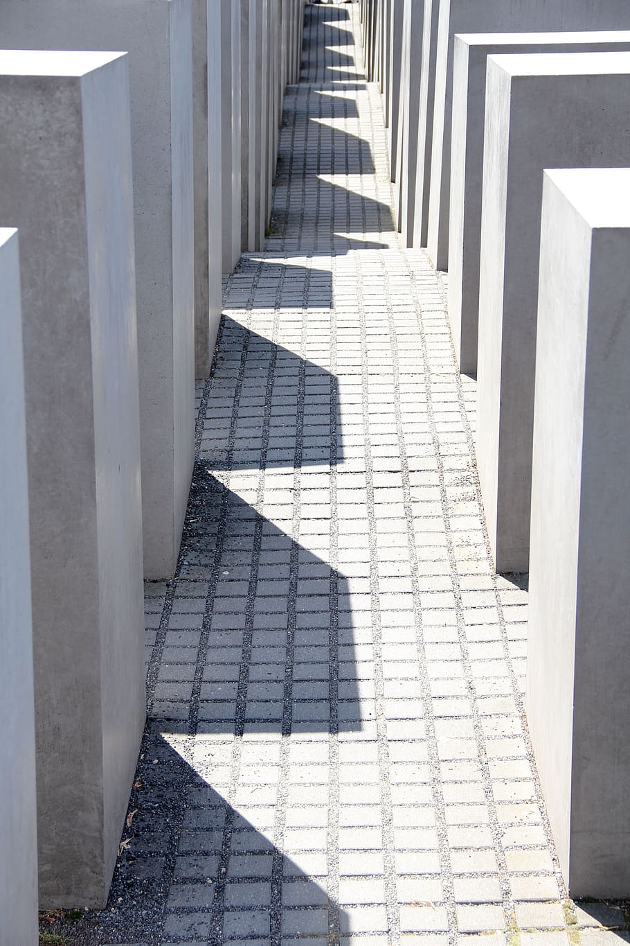 holocausto, berlín, memorial, memoria, luz solar, sombra, arquitectura, dirección, día, camino a seguir
