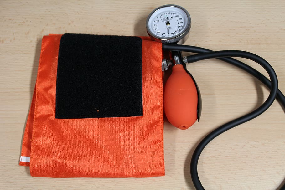 rojo, negro, manual, presión arterial, monitor, monitor de presión arterial, medir la presión arterial, presión arterial alta, brazalete, adentro