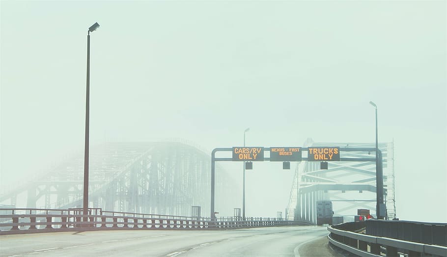 carretera de niebla, gris, concreto, puente, durante el día, autopista, carreteras, barandillas, postes de luz, letreros