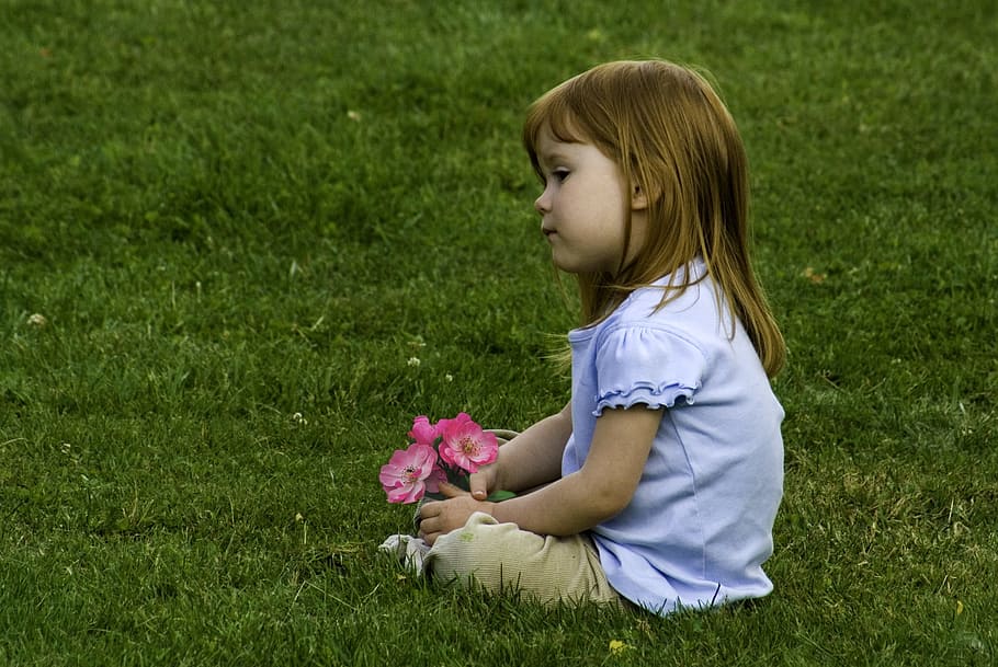 девушка, одетая, фиолетовая, рубашка, ребенок, маленькая, уставшая, сидит, газон, трава