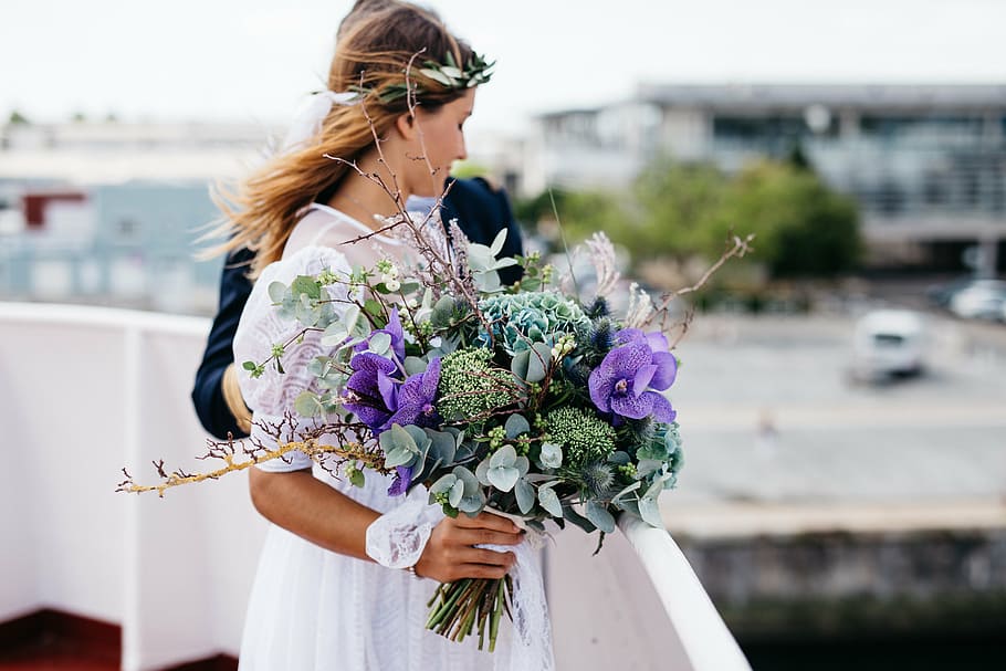 pengantin perempuan, memegang, buket, ungu, putih, bunga, siang hari, wanita, orang-orang, pernikahan