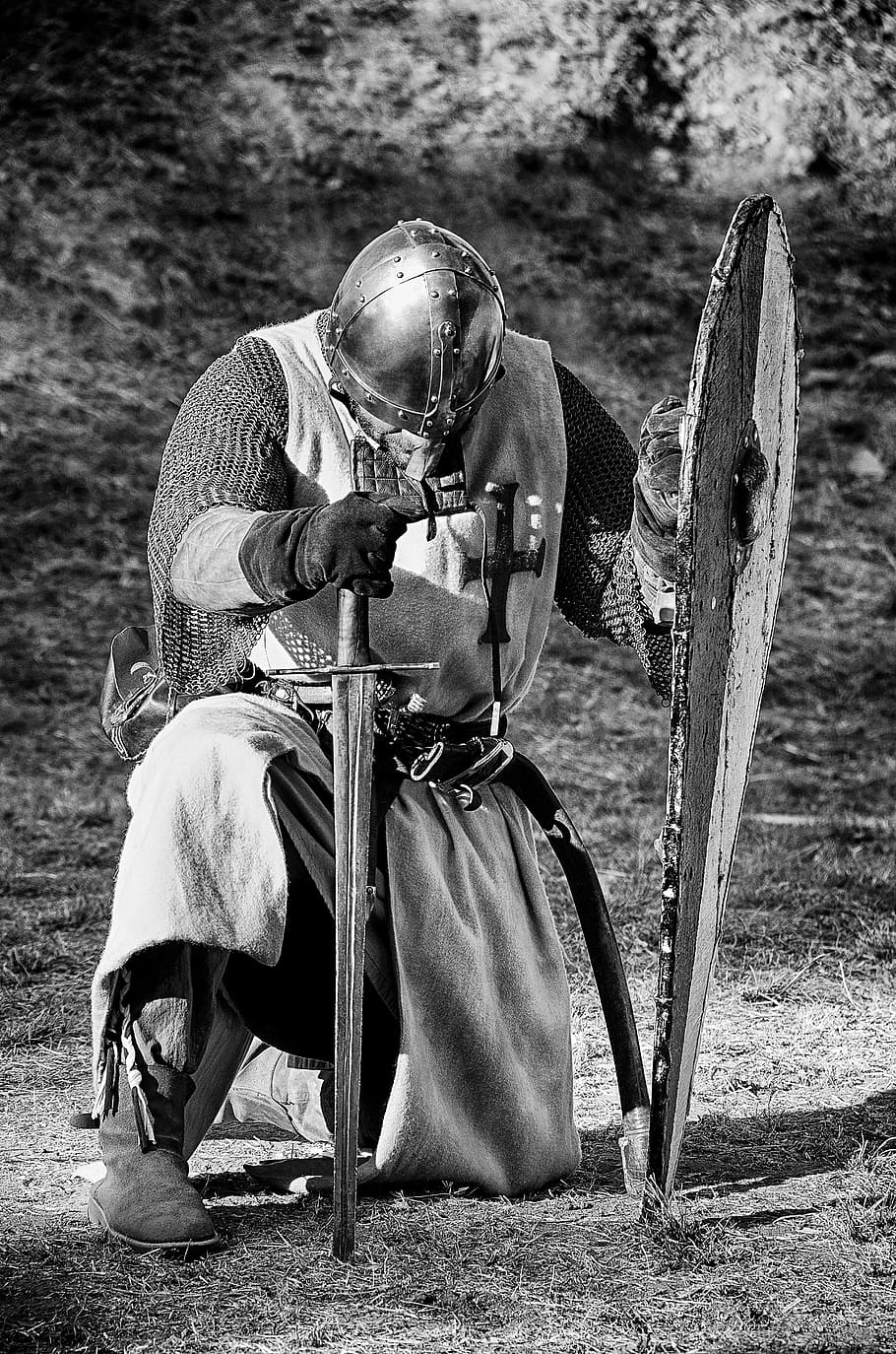 grayscale photo, knight, medieval, fight, sword, warrior, old-fashioned, adult, outdoors, history