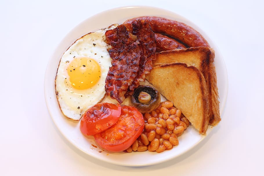 fried, sunny, side-up egg, sliced, tomatoes, toast bread, sausage, ham, beans, white