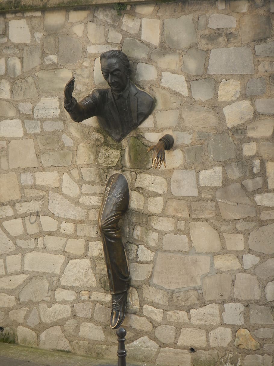 Pase de pared, hombre de pie, Montmartre, arte y artesanía, representación humana, función de construcción de muros, creatividad, arquitectura, representación, semejanza masculina