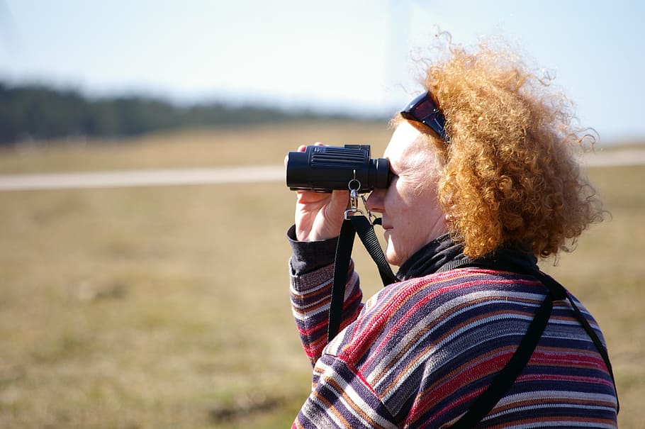 Mujer, pelirroja, binoculares, cabello, mayor, ocio, observadores de aves, adulto, aire libre, pistola
