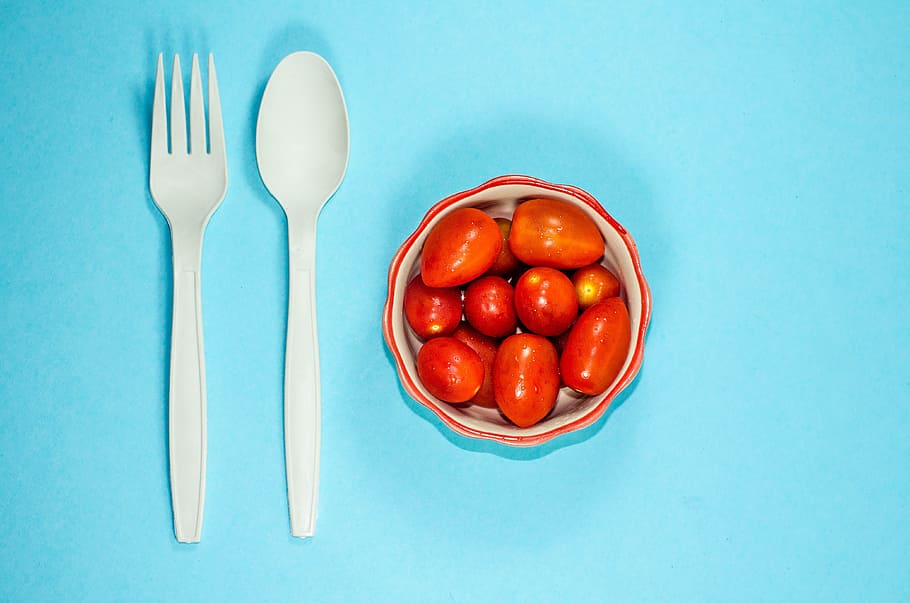 Cherry Tomat, latar belakang biru, tomat, tomat ceri merah, sendok dan garpu, makanan dan minuman, garpu, makanan sehat, makanan, latar belakang berwarna