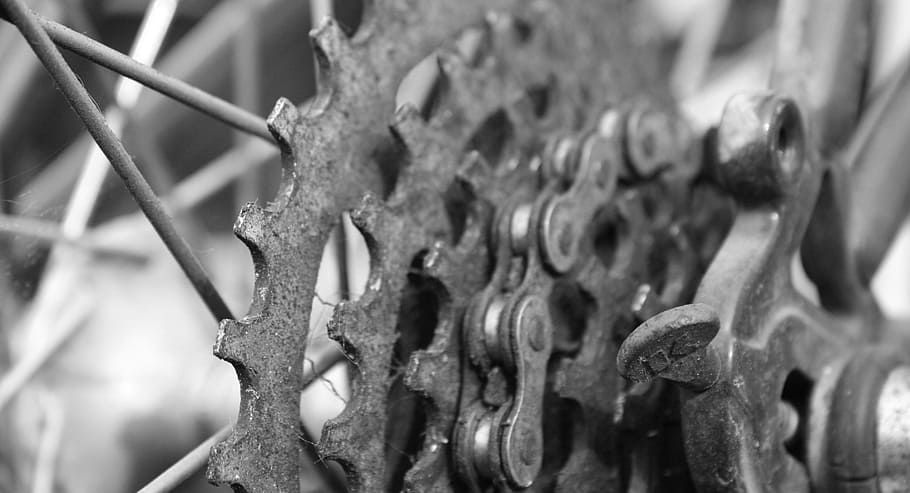 grayscale photography, bicycle sprocket, chain, bike, pinion gear, circuit, old, close-up, metal, focus on foreground