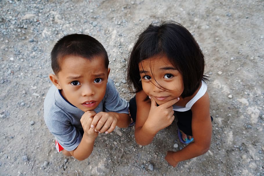 chico, sentado, al lado, chica, en cuclillas, Filipinas, voluntario, voluntariado, mactan, isla