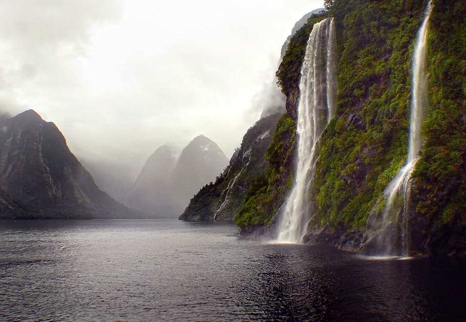 オン, ニュージーランドのダウトフルサウンド, 昼間の滝, 水, 山, 風景-自然, 自然の美しさ, 自然, 空, ウォーターフロント