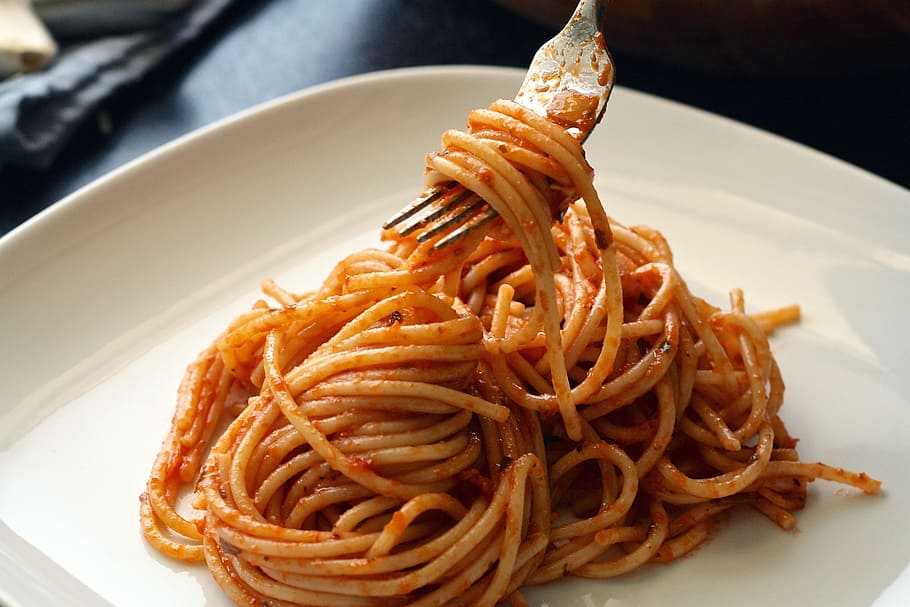 Plato de cerámica blanca, pasta, espagueti, comida, italiano, tomate, salsa, tenedor, cocina, almuerzo