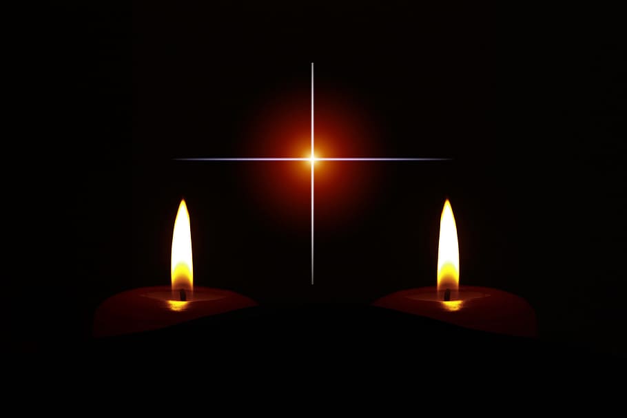 dos velas iluminadas, luto, vela, obituario, morir, muerte, muertos, tristeza, pensar cruzado, religión