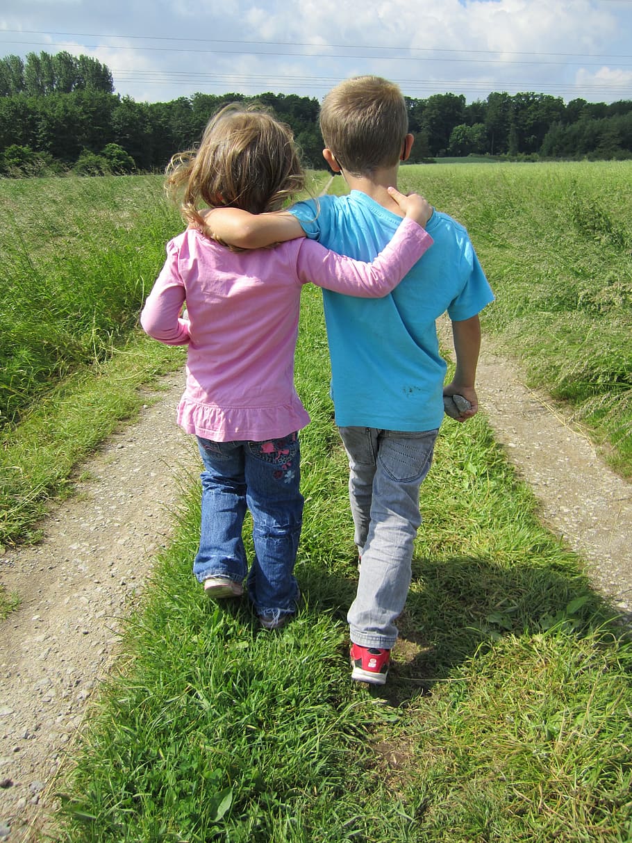 Niño, caminar, camino del campo de hierba, humano, niños, amistad, niña, fuera, lejos, amigable para los niños