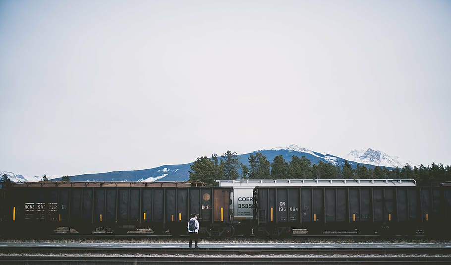 homem, em pé, frente, preto, trem, estrada de ferro, faixa, transporte, viagem, ao ar livre