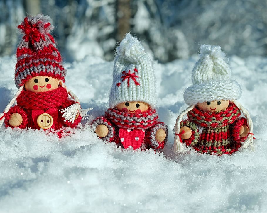 tres, mini figuras, nieve, figuras de muñecas, figuras, figuras de madera, niña, gracioso, dulce, lindo