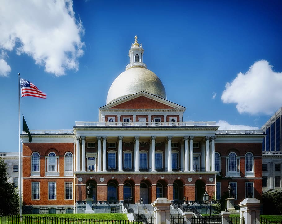 Edificio del Capitolio, Cúpula, Columnas, Statehouse, Boston, Massachusetts, ciudad, bandera estadounidense, cielo, nubes