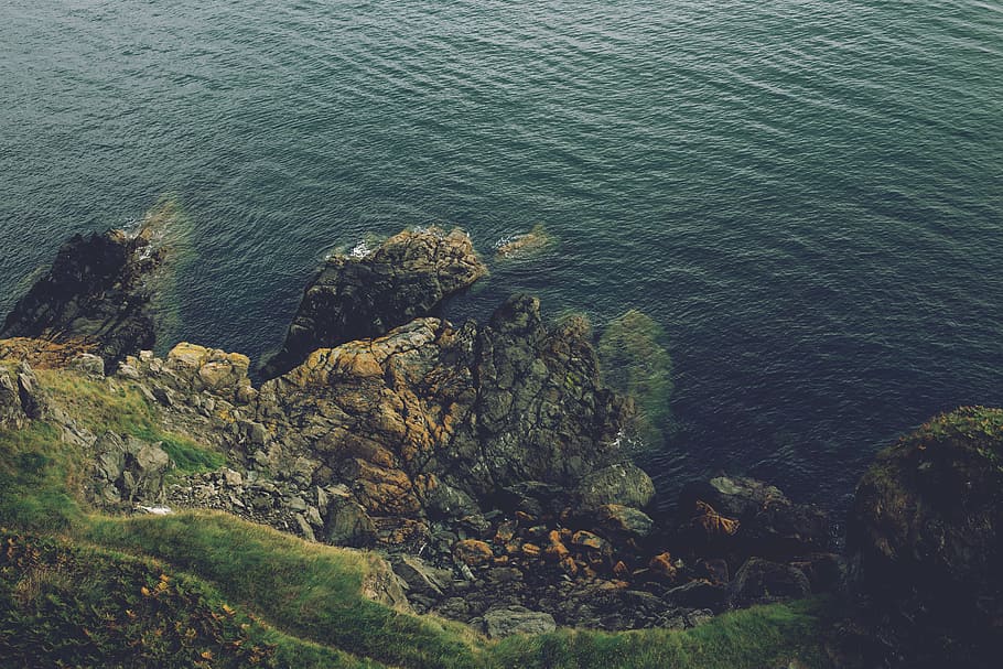 vista de ángulo alto, acantilado, cuerpo, agua, marrón, verde, roca, formación, rocas, costa