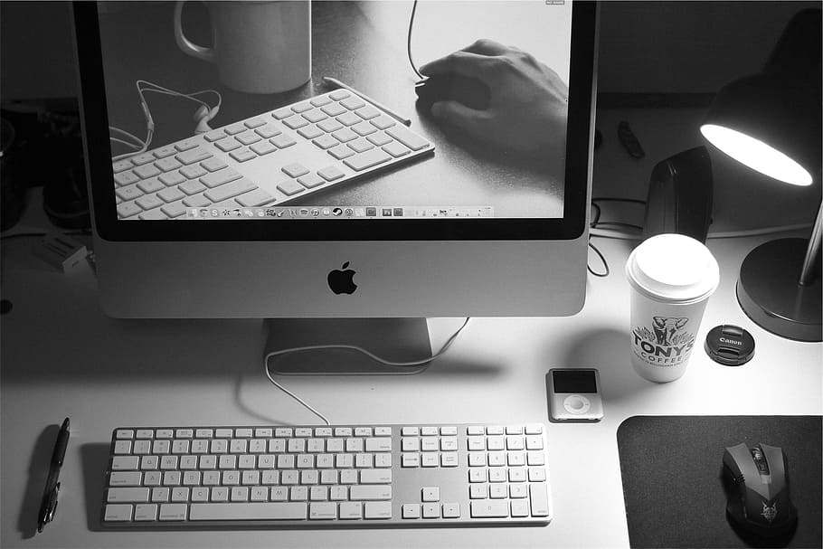 fotografía en escala de grises, imac, al lado, teclado mágico de apple, escritorio, apple, mac, computadora, monitor, teclado