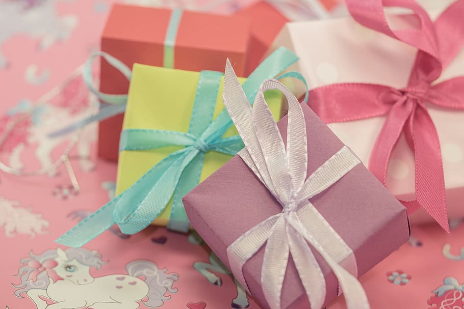 empat, berbagai macam warna kotak hadiah, putih, pink, pony print fabric sheet, hadiah, dibuat, paket, loop, paket loop
