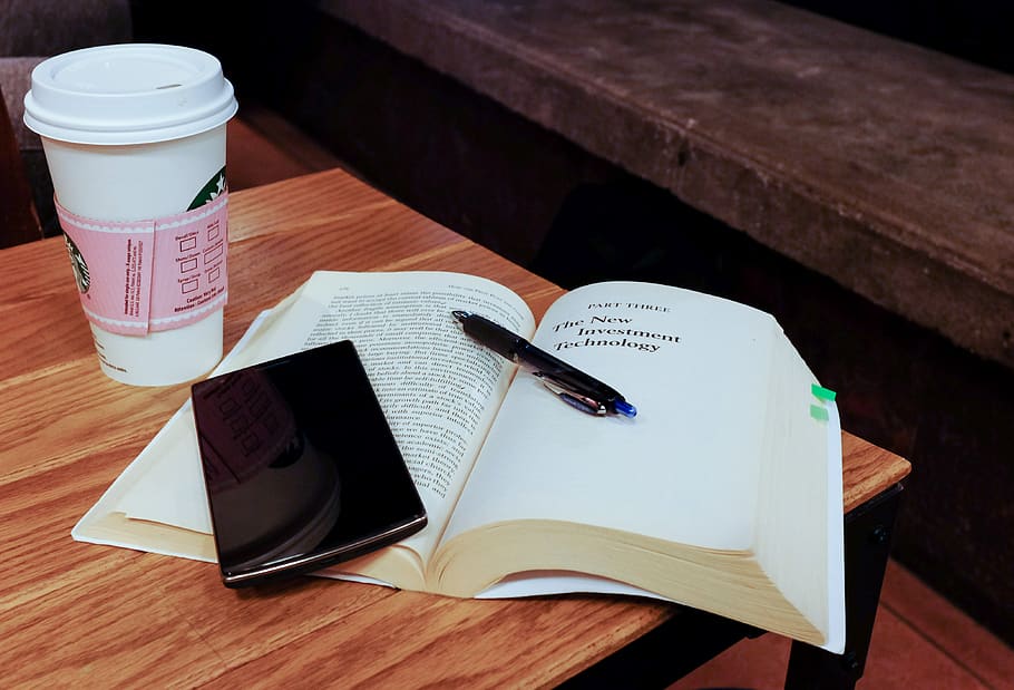 smartphone, celular, tecnologia, livro, leitura, caneta, Starbucks, café, escrivaninha, mesa