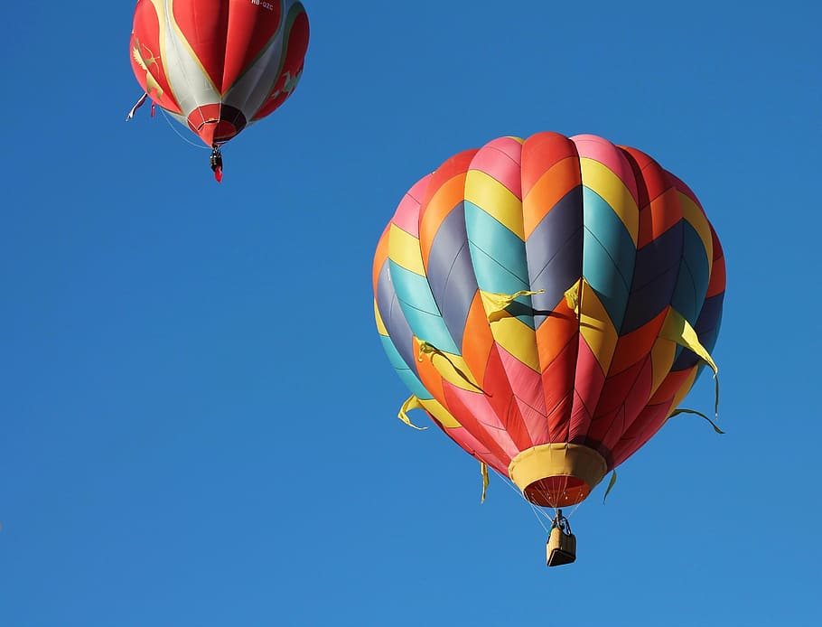 dos, colores variados, globos aerostáticos, volando, fotografía de ángulo bajo, globo aerostático, fiesta de globos albuquerque, globos, cielo, colorido
