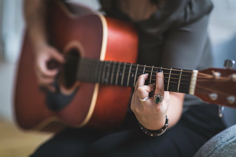 mujer, jugando, marrón, acústica, guitarra, dentro, habitación, personas, mano, anillo