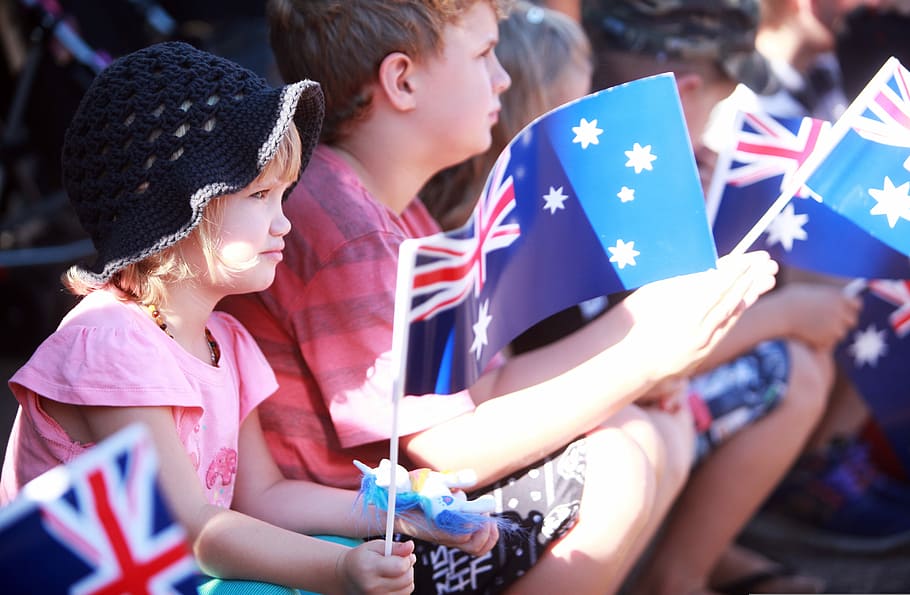 los niños agitan banderas australianas, niños, onda, banderas, desfile, Darwin, Australia, ANZAC, foto, territorio del norte