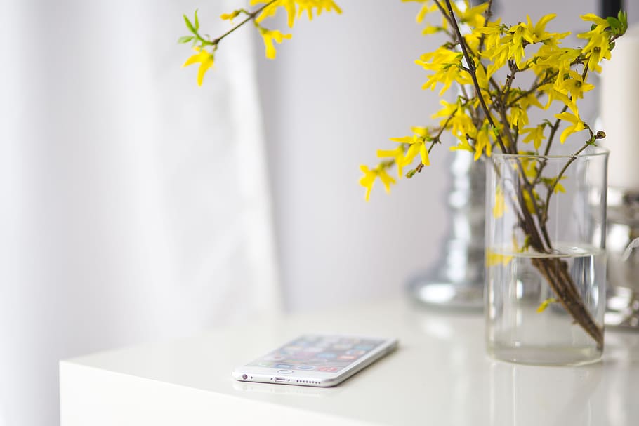 flores, amarillo, cuaderno, teléfono inteligente, teléfono móvil, teléfono celular, bloc de notas, blanco, florero, mesa