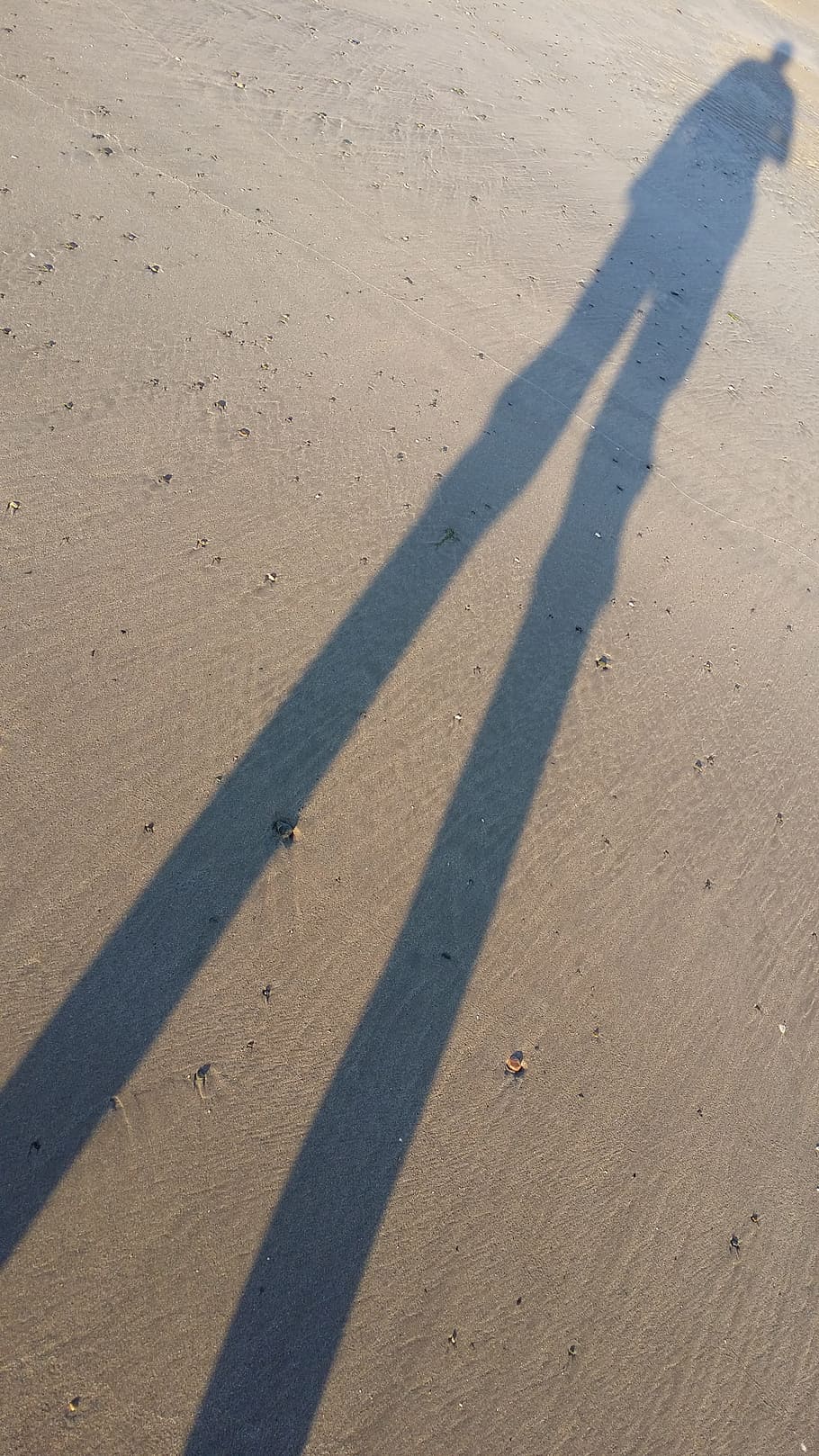Реальная тени. Тень на пляже. Тень на песке фото. Фото тени на пляже. Песков тень.