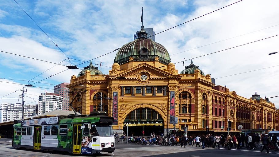Flinders Street Station, Melbourne, Aust, edifício de concreto amarelo, exterior do edifício, estrutura construída, arquitetura, céu, cidade, transporte