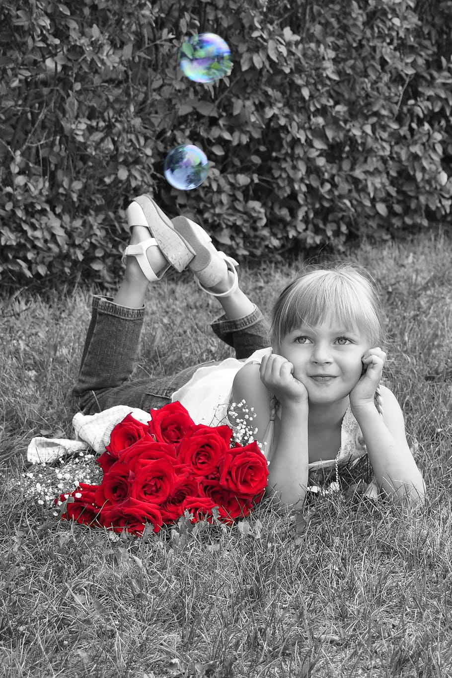 selectiva, fotografía, rojo, flores, sonriente, niña, soñando, rosas, blanco y negro, rosas rojas