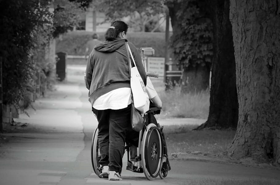 fotografía en escala de grises, mujer, empujando, silla de ruedas, ayuda, mujeres, antiguo, calle, accesible, senior