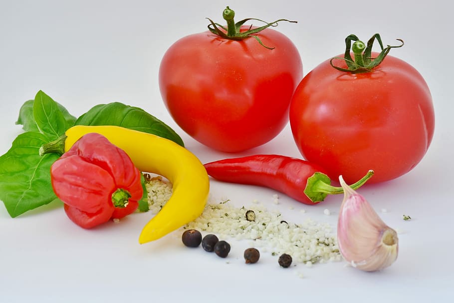 два, красный, помидоры, рядом, чили, болгарский перец, супершарф, съедобный, острый, стручки