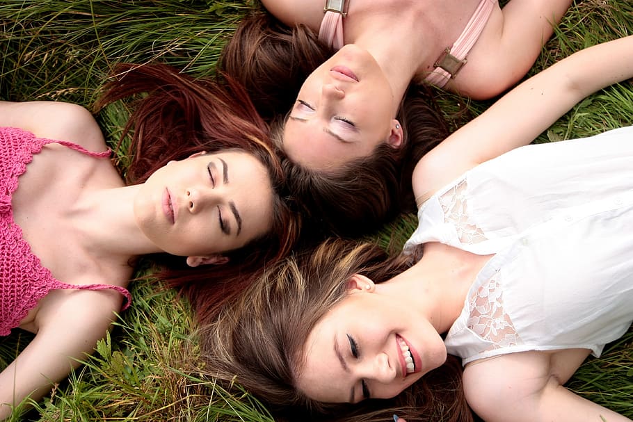 tiga, wanita, berbaring, hijau, bidang rumput, siang hari, foto, berbaring di, rumput hijau, gadis