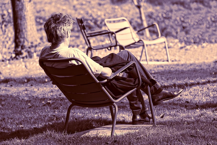 sepia, fotografía, hombre, sentado, silla, césped, persona, al aire libre, descansando, relajante