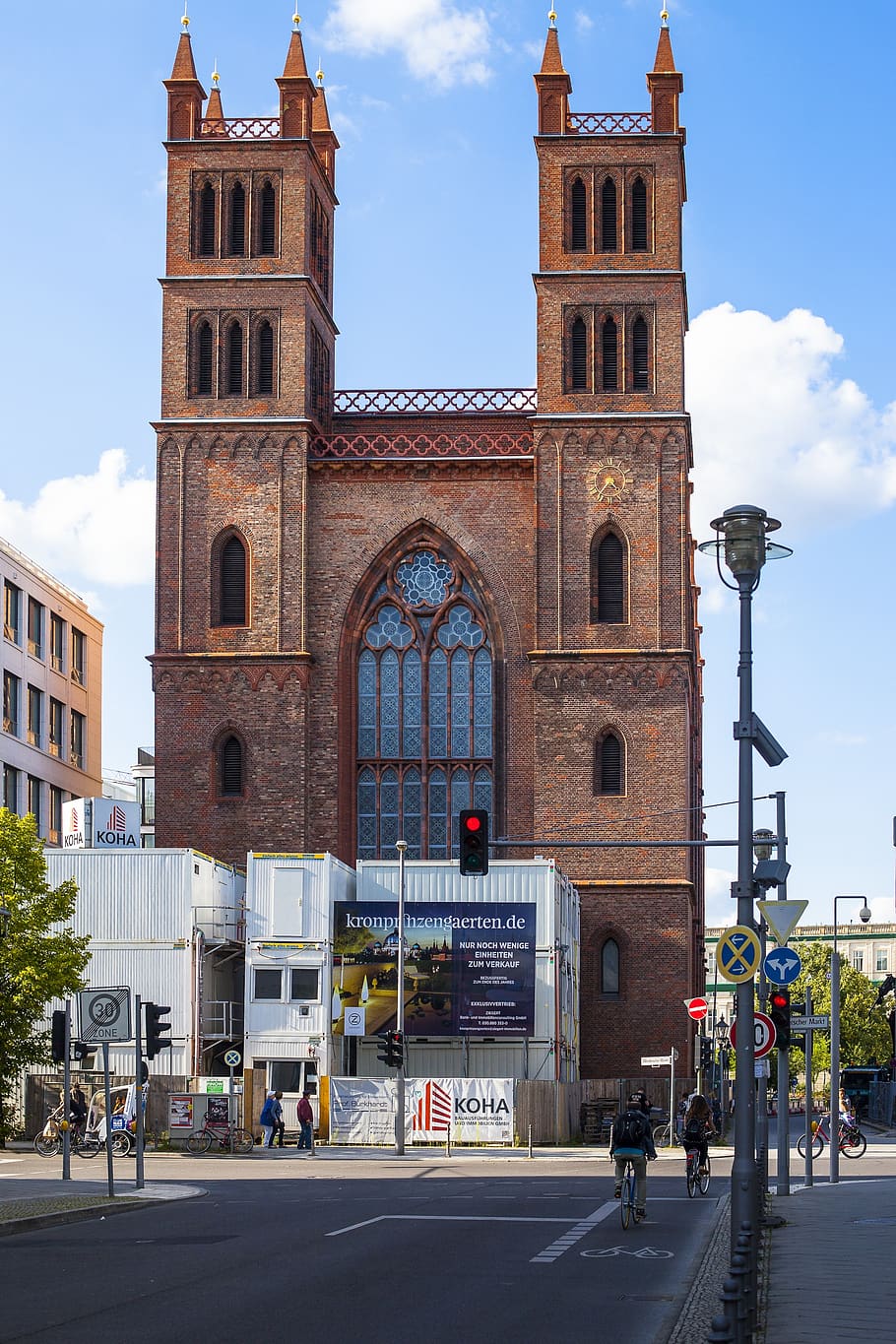 Berlín, preservación histórica, iglesia Friedrichswerder, arquitectura, estructura construida, exterior del edificio, ciudad, calle, grupo de personas, cielo