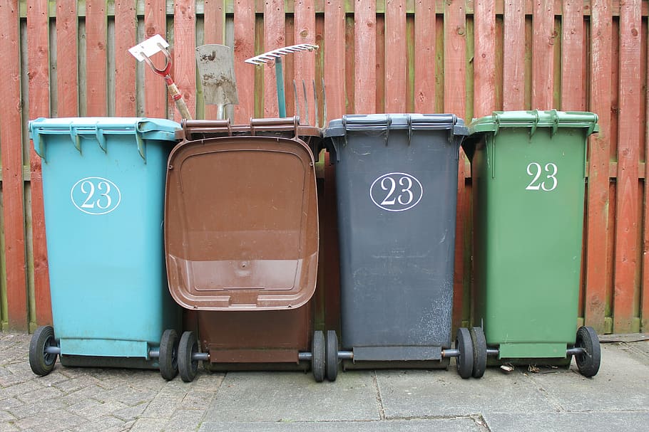 cuatro, marrón, verde azulado, negro, verde, contenedores de basura con ruedas, tomadas, durante el día, contenedor de basura, basura