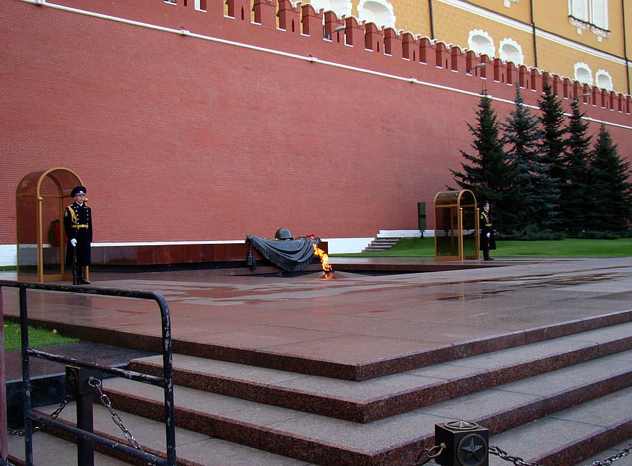 tomb of the unknown soldier, the eternal flame, honor guard, aleksandrovskiy garden, kremlin wall, moscow, russia, architecture, building exterior, built structure