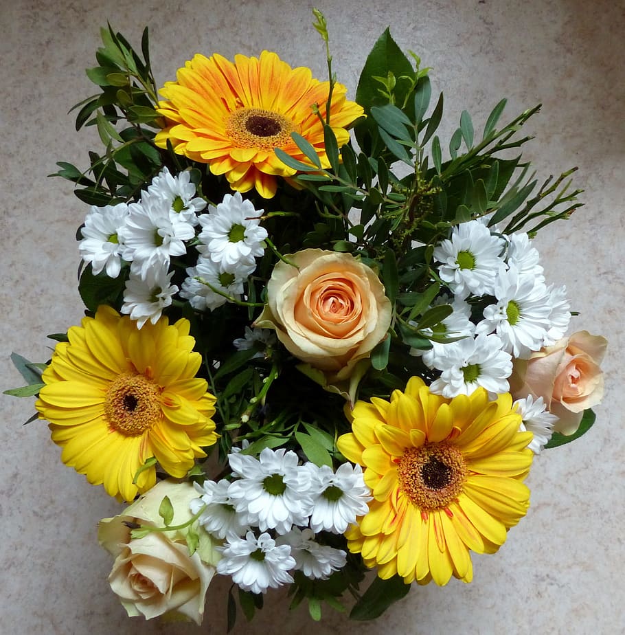 Foto de primer plano, blanco, crisantemo, amarillo, gerbera margaritas, rosa, verde, hojas, centro de mesa, ramo